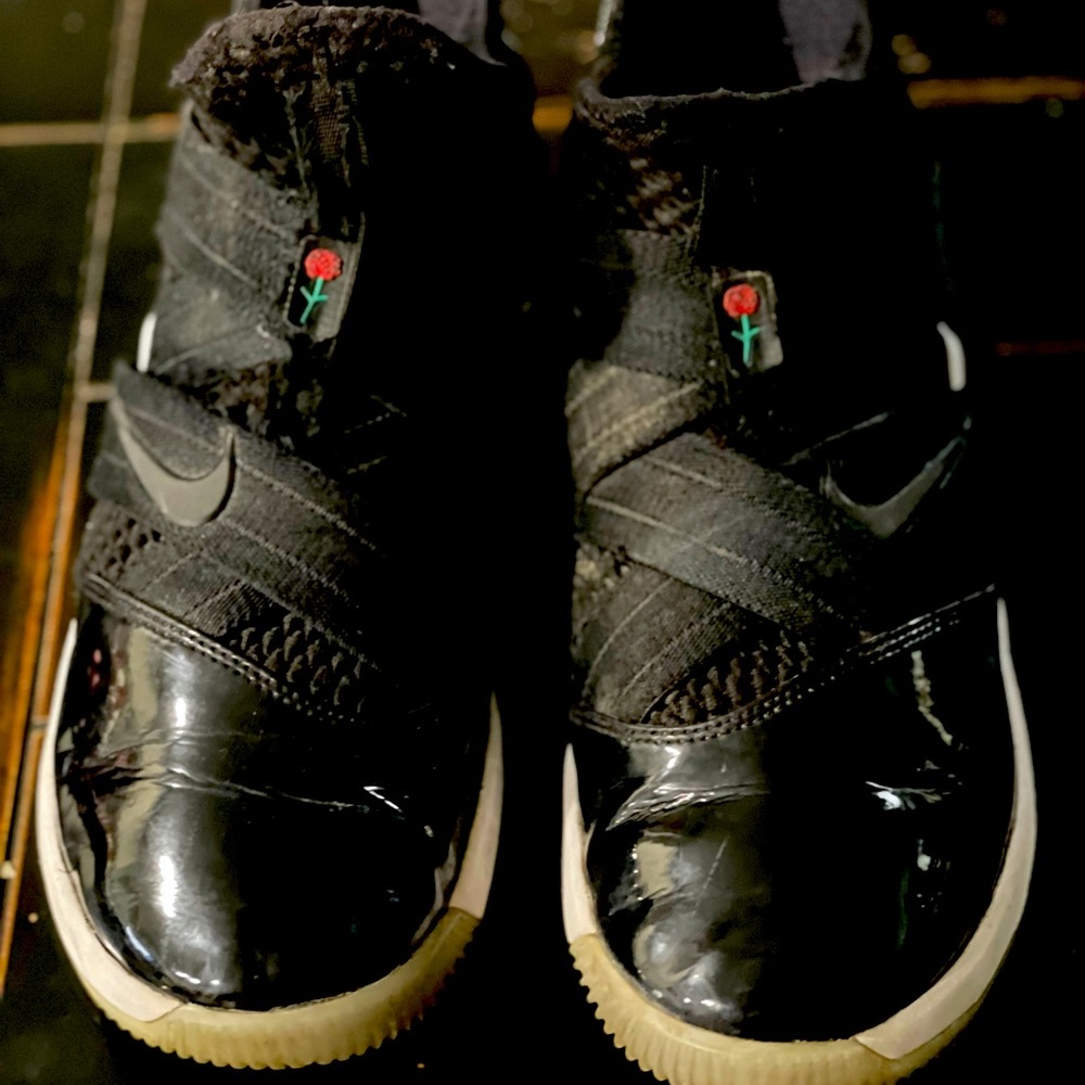 Nike LeBron James athletic basketball shoes, men’s size 9.5